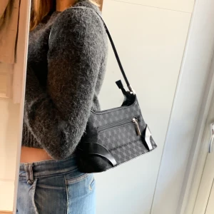 Svart väska - Svart väska köpt på secondhand ✨ fint skick