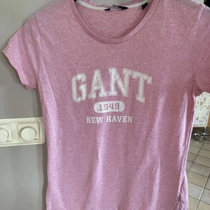Rosa Gant t-shirt Dam - Gant t-shirt i fint skick, ord pris 450kr.