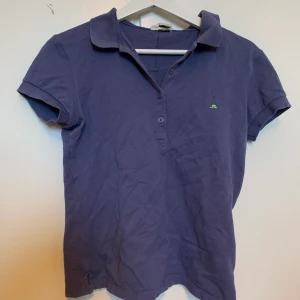 J Lindberg piké tröja - Köpt secondhand, säljer pga att den aldrig kommer till användning. Helt felfri och i bra skick! Frakt tillkommer.😁 Den sitter lite tajt och ser liten ut på mig men de är så jag föredrar de och jag är 163 cm lång.