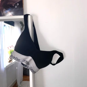 Calvin Klein BH - Superskön ”push up” Calvin Klein BH som har blivit för liten för mig :( , den är använd men fortfarande som ny skick! Storleken är XS men skulle säga att den kan passa en S också, nypris: 499