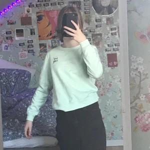 New yorker tröja - Köpte för ungefär ett år sedan och har knappt använt den! Buda