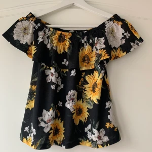 Gullig blus från ginatricot  - En gullig off-shoulder blus med blommor på från ginatricot i storlek xs. Man kan ha den både som en gullig t-shirt men också offshoulder. Sparsamt använd och i mycket fint skick. Sälja pga att den inte kommer till användning längre💕💕