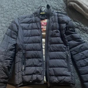 Parajumper jacka dam - Passar folk som har Xs/S och en liten M. Köptes för 3400kr från kidsbrandstore och har den ej till användning.