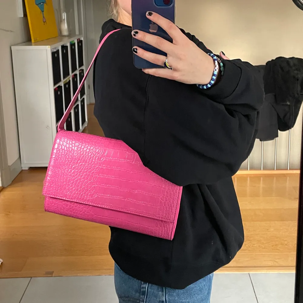 Skitsnygg rosa axelväska. Som är en perfekt färgklick för att göra en tråkig outfit lite roligare💕. Väskor.