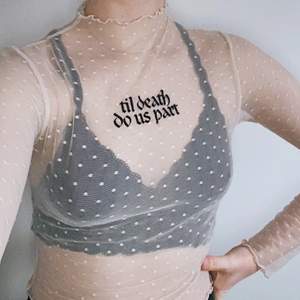 Knappt använd tröja i mesh som slutar ungefär vid naveln. Köpt på Forever 21 i USA 2019. Text: til death do us part
