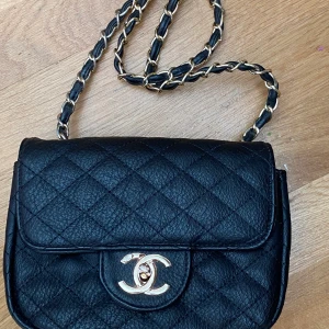 Väska - Köpt utomlands för 300kr. Buda från 0kr eller köp direkt för 100kr