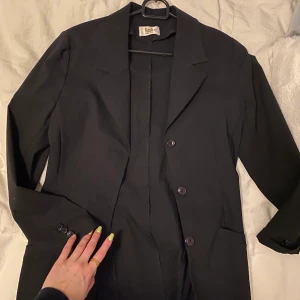 Svart kavaj  - Svart kavaj köpt på secund hand men aldrig använd själv. I väldigt bra skick. Storlek 36 och är något oversized i modellen 