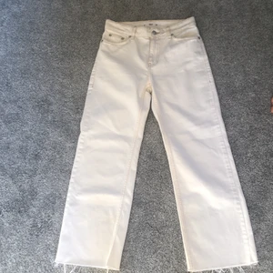 Mango jeans  - Krämvita jeans ifrån mango! Tror även att dom inte säljs längre då jag inte hittar dom på hemsidan :) Säljs då dom är för små för mig. 