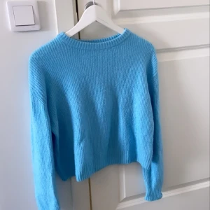 Stickad tröja  - Stickad tröja i så fin ljusblå färg. Strl XS men passar även S/M som jag har. Använt fåtal gånger och är i fint och felfritt skick :) 