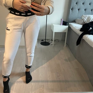 Puma vita mjukisbyxor - Sköna vita puma mjukisbyxor, storlek S! Säljer för 90kr 💖