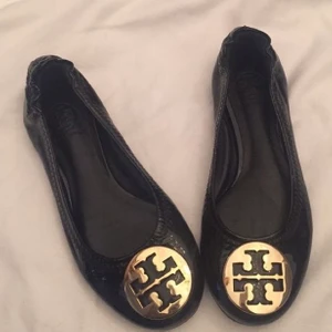 tory burch  - Jag har två par bellenrina skor från märket tory burch som inte kommer till användning ena paret är i storlek 38 och andra i storlek 39 hör av dig för mer bilder