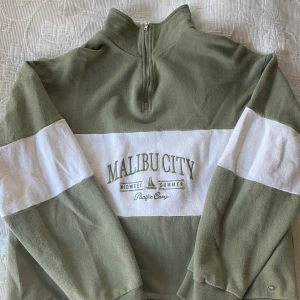 Tröja från pull & bear - Tröja från pull & bear, jättefin grön färg. Dragkedjan går såklart att dra ner om man vill. Använd en del därför lite knotter (se andra bilden) men tycker ändå att den fortfarande e väldigt skön. Köpare står för frakt. Flera intresserade så buda privat 