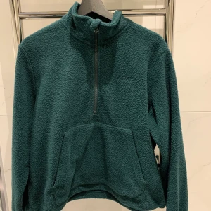 grön fleece - Grön fleece tröja från STAYi storlek M med en kort dragkedja och ficka, använd men i bra skick. Pris kan diskuteras. Frakt på 66kr tillkommer:)