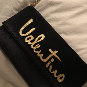 Väska Valentino  - Ny oanvänd väska från valentino. Svart sammet. Mått 23x14 cm. Avtagbar axelrem. Pris kan diskuteras (du står för frakten)