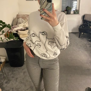 Ball tjocktröja med detaljer  - Storlek S och snyggt oversized. Tröjan har inga defekter förutom den lilla fläcken som syns på bild nr 2, den bör gå o bleka bort om man orkar men den har aldrig stört mig. Frakt: 66kr (spårbar)💜🚚