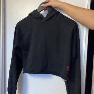 Croppad hoodie  - Jättefin croppad hoodie med luva från NA-KD. Storlek XS. Den passar perfekt med högmidjade byxor. Säljs pågrund utav att den inte kommer till användning. Vid sidan står det no thank you med röd text