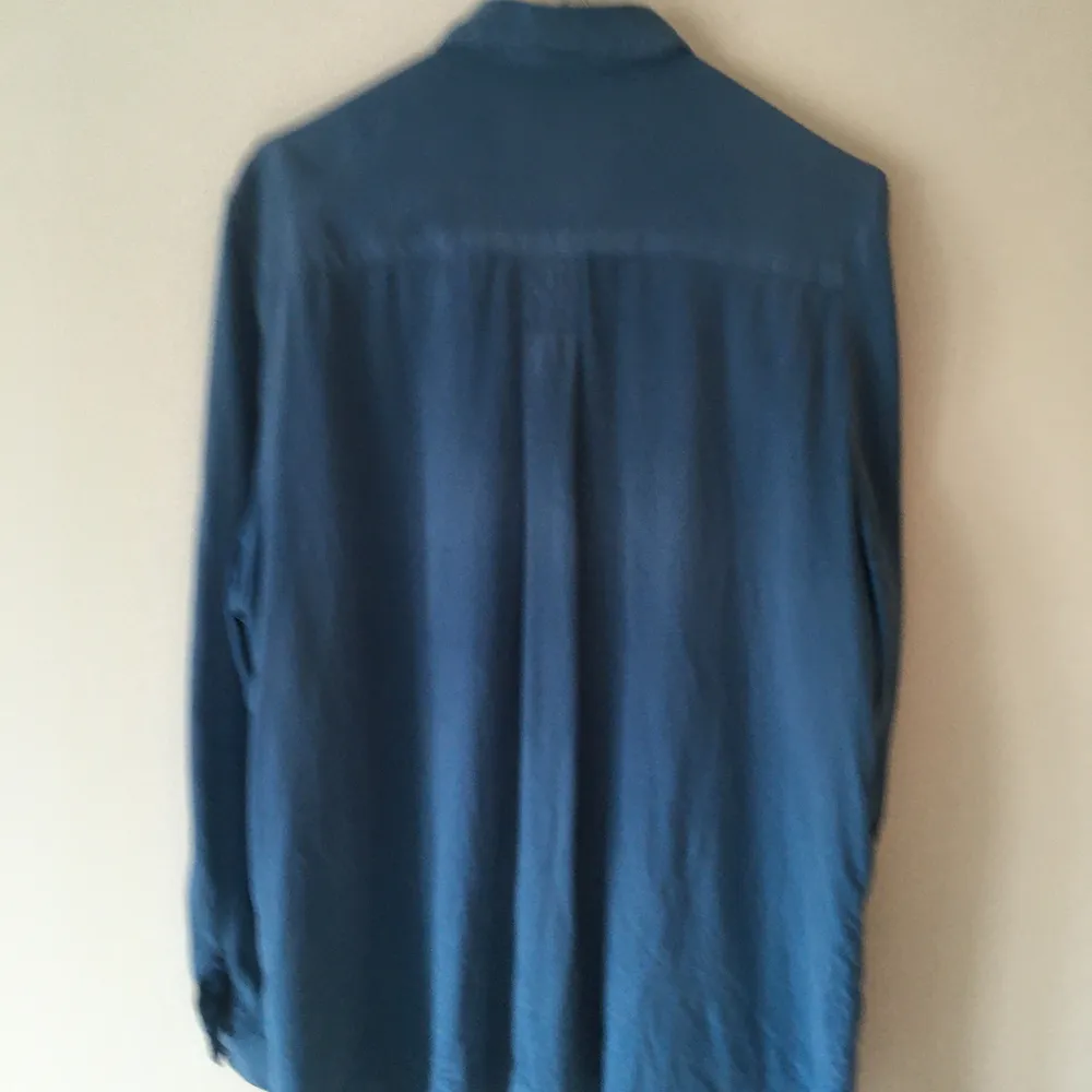 80/90-tals skjorta i himmelsblå sandtvättad siden. Superhärlig att ha på sig, några småfläckar med i övrigt fint skick.. Skjortor.