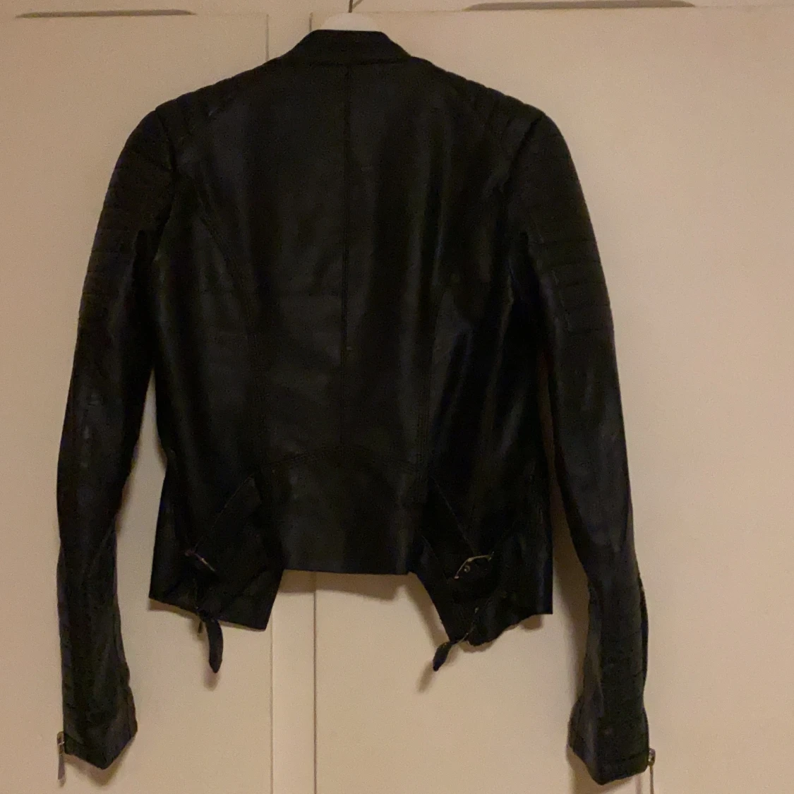 Svart skinnjacka  - 91