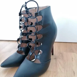 Stilettklackar svarta snörning - Skitsnygga, men har för många skor 🙃 använda en gång, litet märke på högersko, därav lägre pris, men inget som syns för mycket 