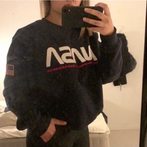 Tjocktröja  - Säljer dena jättefina tröja som jag inte fått så mycket användning av. Jag har brukar ha storlek M så den är ganska oversize på mig. Det går att förhandla om priset om det är en snabbaffär. Köparen står för frakt! 