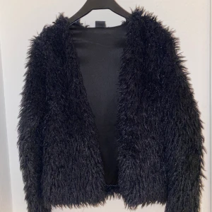  Päls från Gina Tricot - Den populära pälsjacka från Gina tricot. Strl xs