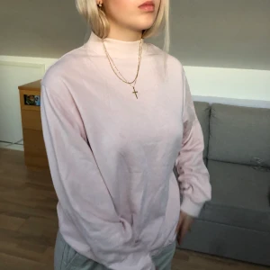 Babyrosa sweatshirt  - En fin babyrosa sweatshirt från hm, den har högre krage och sitter baggy som en M.