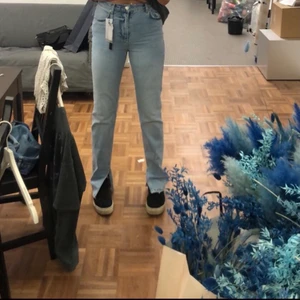 Ginatricot jeans  - Säljer mina ginatricot X nicki studios jeans med slits då de inte kommer till användning. De är perfekt i längd på mig som är lite över 170cm. Fint skick💓 står ej för frakt! Budgivning avslutas söndag 7/3! Bud just nu:350 + frakt 