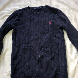  Ralph Lauren Stickad tröja i storlek xs!  -  Ralph Lauren tröja i storlek xs men sitter som s! Använd ett fåtal gånger. Säljer för 270kr inkl frakt. Kan mötas upp i Linköping eller frakta! 