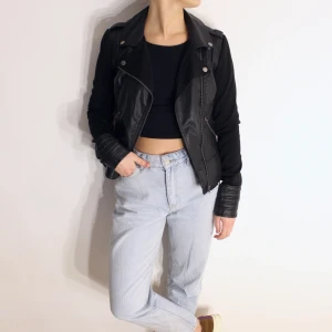 Bikerjacka fake skin🖤 - Bikerjacka fake skin Vero Moda! (lite slit i bakre nacke inte märkbart.              storlek: S Direkt pris: 60kr Skriv buden till mig privat eller kommentera på bilden! Buda med minst 10kr varje gång ✨(Alla bud är välkomna) Köpare står för frakten (Du bestämmer vilket paket så länge det uppfyller vikt och storleks kraven)