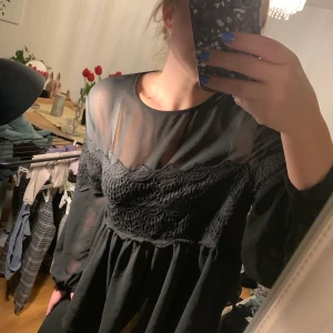 Svart genomskinlig blus - Svart, skir blus med lite ballongärm och struktur över bröstet 🥰 Jättefin och kan passa alla mellan S och XL. Fått väldigt mycket komplimanger för den genom åren, svårt att fånga på bild hur snygg den är. Finns ej lapp kvar. Toppenskick 💕