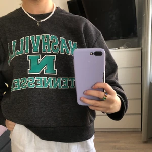 Sweatshirt från USA - Säljer min coola sweatshirt som jag köpte i USA för några år sedan! Använder inte länge eftersom jag tröttnat på den😊