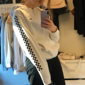 Vans Hoodie  - En ascoola vans hoodie i topp skick. Har schack mönster på armarna och i luvan. Har också ett insytt mobil hållare i fickan så att den inte ska kunna ramla ut. Storlek S i herr storlek, köparen står för frakten 