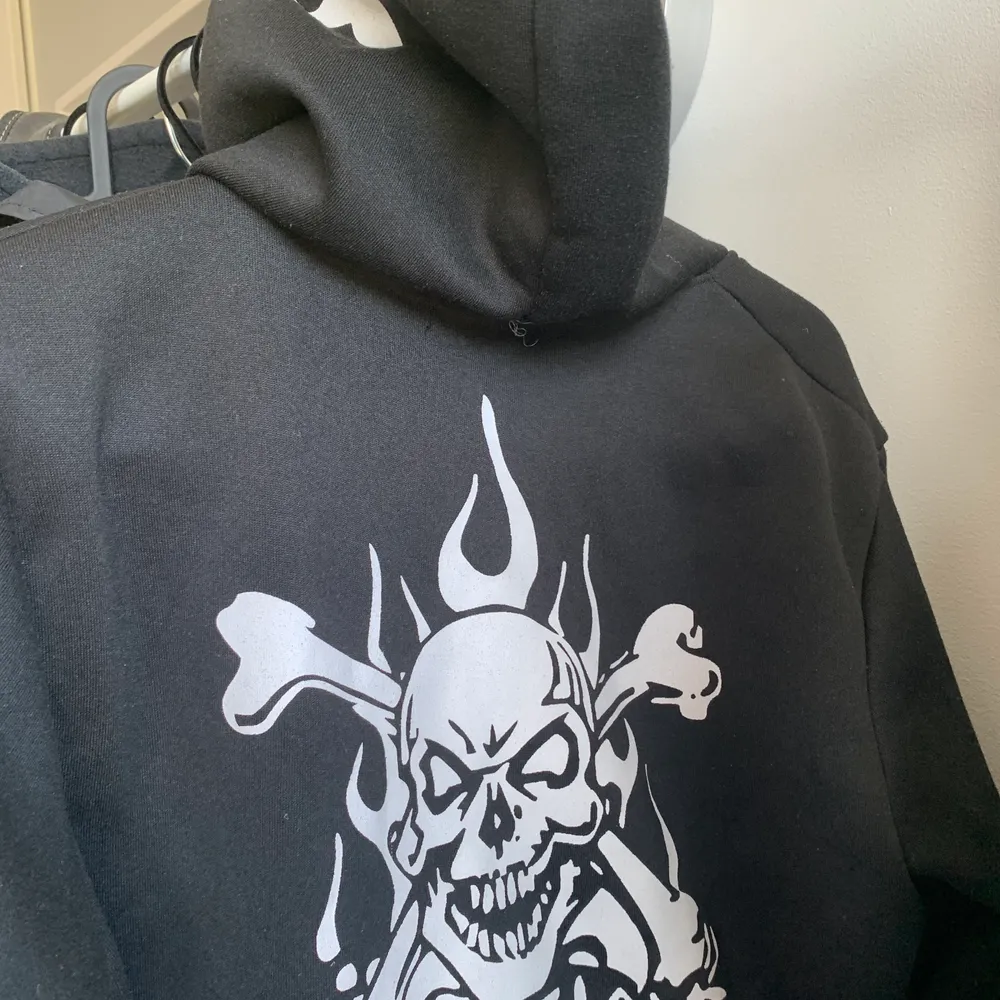 Snygg hoodie, storlek M! Bra tryck och condition. Vintage skick, aldrig använd av mig :). Hoodies.