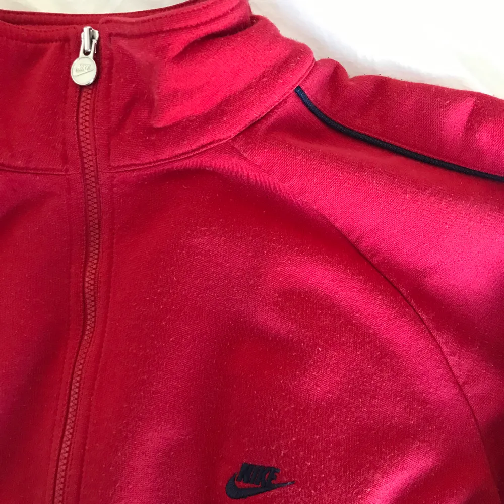 En as snygg röd Nike zip-up oversized kofta som är thriftad. Riktig baggy, but super cute!!! Köparen står även för frakt❤️❤️. Hoodies.