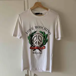 Jättesnygg vit t-shirt från Love Moschino, storlek M och köpt på Ibiza. Pris kan diskuteras