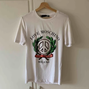  - Jättesnygg vit t-shirt från Love Moschino, storlek M och köpt på Ibiza. Pris kan diskuteras