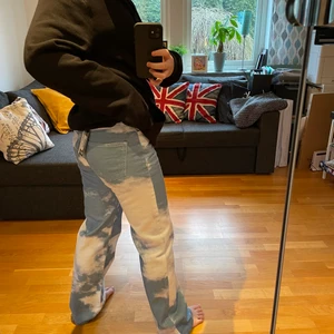 Jaded London Jeans - Skitfeta jeans från Jaded London!!! Helt nya med lapp kvar, tyvärr va dem för små så jag har inte ens knappen stängd på bilderna 😅 Det är MID RISE !! Nypris ca 800kr men jag köpte av en annan tjej här på plick för 600kr 💙💙☁️☁️