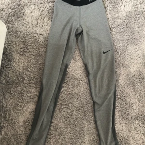 Gråa Nike PRO i storlek XS - Träningstights med medelhög midja