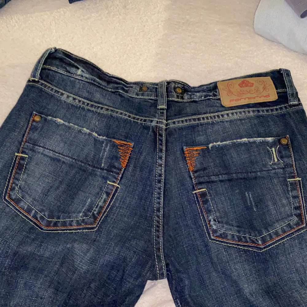 Jättesnygga mörkblåa lowrise jeans. Är för långa för mig då jag är 1,60. Snygga detaljer på bakfickorna. Jeans & Byxor.