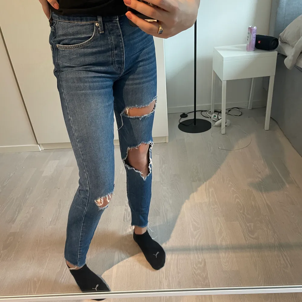 Väldigt snygga mörkblå jeans med hål i, från Gina💖 storlek 36💖 lite för små för mig och därför sitter dem rätt tajt, men annars sitter dem som momjeans💖 säljer för 150kr, men pris kan diskuteras💖. Jeans & Byxor.