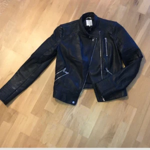 Skinnjacka strl S - Skinnjacka från Zara. Säljer eftersom den inte kommer till användning❤️❤️                                        Köparen står för frakten📦