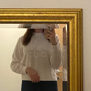 Adidas tröja strl XS - Aldrig använd, bara legat i min garderob i ca 1 år. Stor i storleken, jag är 168 cm lång och den sitter jättebra på mig.