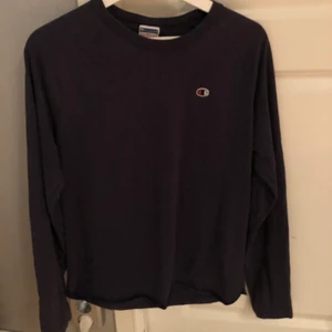 Långärmad champion t-shirt  - Så fin mörkblå champion t-shirt. Storlek M