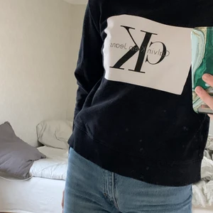 Calvin Klein Sweatshirt  - Ck sweatshirt som inte kommer till användning, den är S men passar XS också🤍 Nypris 600, pris kan diskuteras