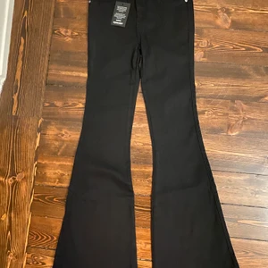 Nya bootcut jeans  - Säljer ett par oanvända bootcut jeans. De har alla prislappar kvar tom! (Har även ett likadant par som är använda ett fåtal gånger som sälj för 100kr, hör av er om intresse) De är små i storlek och sitter tajt på mig som har storlek S och är stretchiga därav passar de även M. Orginalpris 399kr! Säljer för 180kr