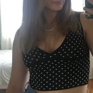 Prickig topp från zara! - Intressekoll på denna super fina topp! har endast använt 2-3 gånger så kvaliten är väldigt bra. Buda från 150 i kommentarerna eller i meddelanden ☺️☺️🧸💓 högsta bud 280 kr + frakt. Lagt bud är lagt :)