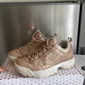 Fila - Min syster säljer nu sina Fila skor, varsamt använda och inga defekter:)