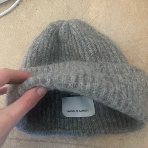 Mössa från Samsœ Samsœ - Köpt för längesen och endast använd ett fåtal ggr. Den är ganska tjock och väldigt varm!  Fint skick💕