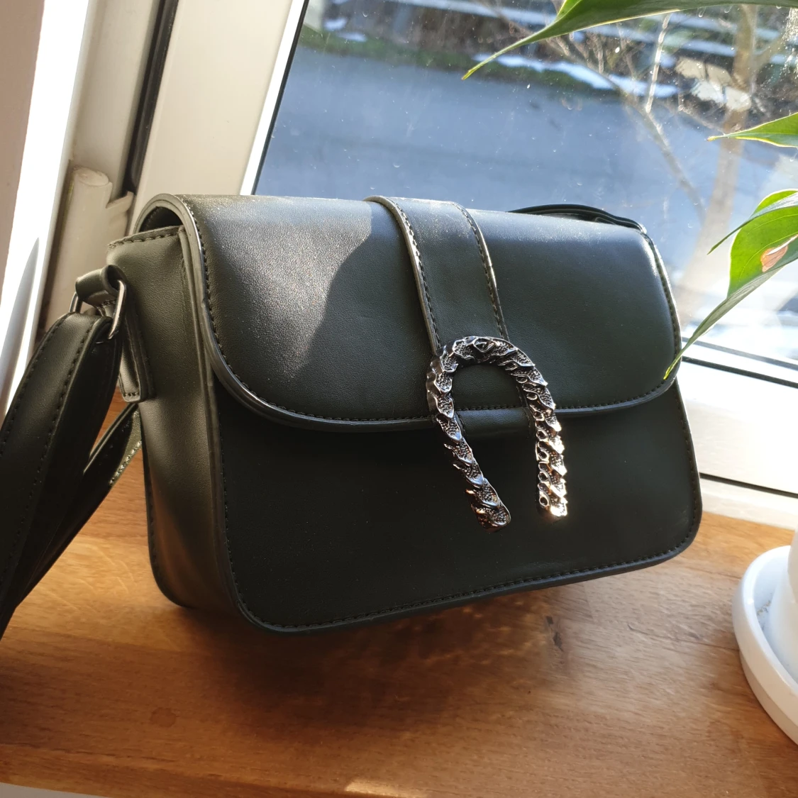 Handväska med axelband.