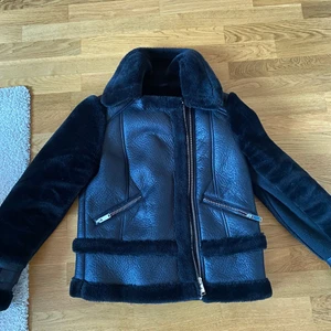 River Island jacka strl 38 - Super snygg jacka använd två gånger, toppen skick! Strl 38